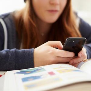 ilustrace mobil ve škole